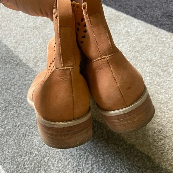 Anthropologie Miss Albright Brown Cut-Out Ankle Booties Size 6B - Picture 8 of 8